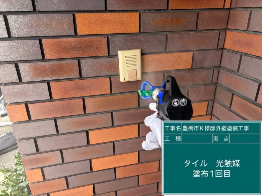 タイル壁光触媒塗布1回目