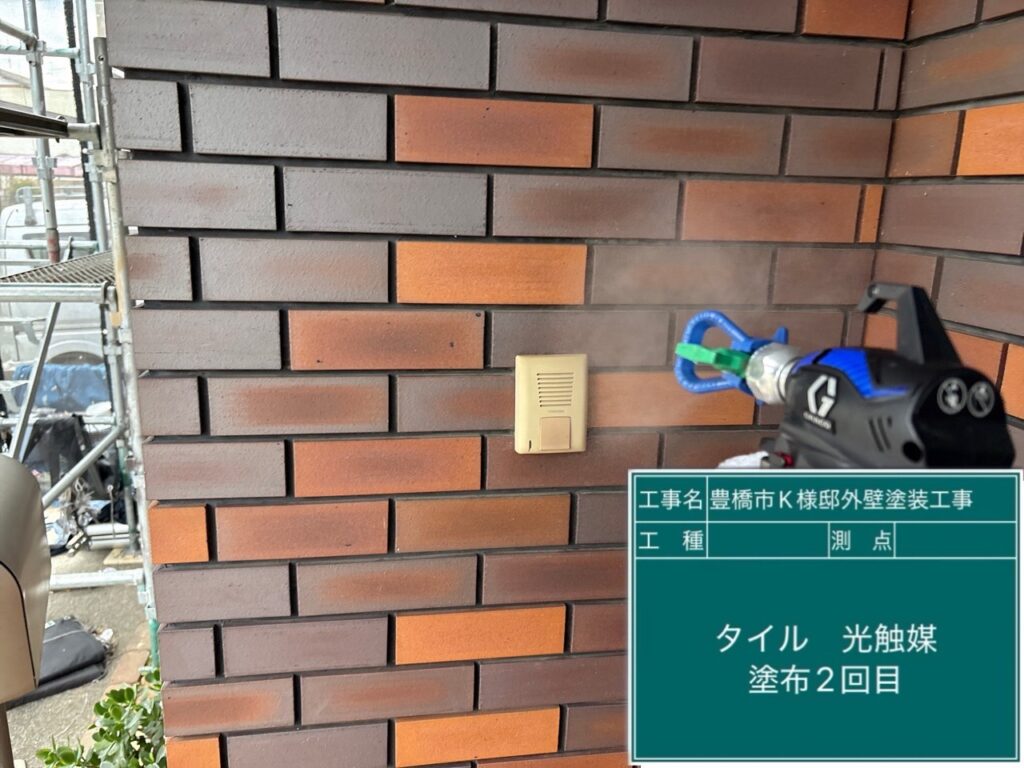 タイル壁光触媒塗布2回目