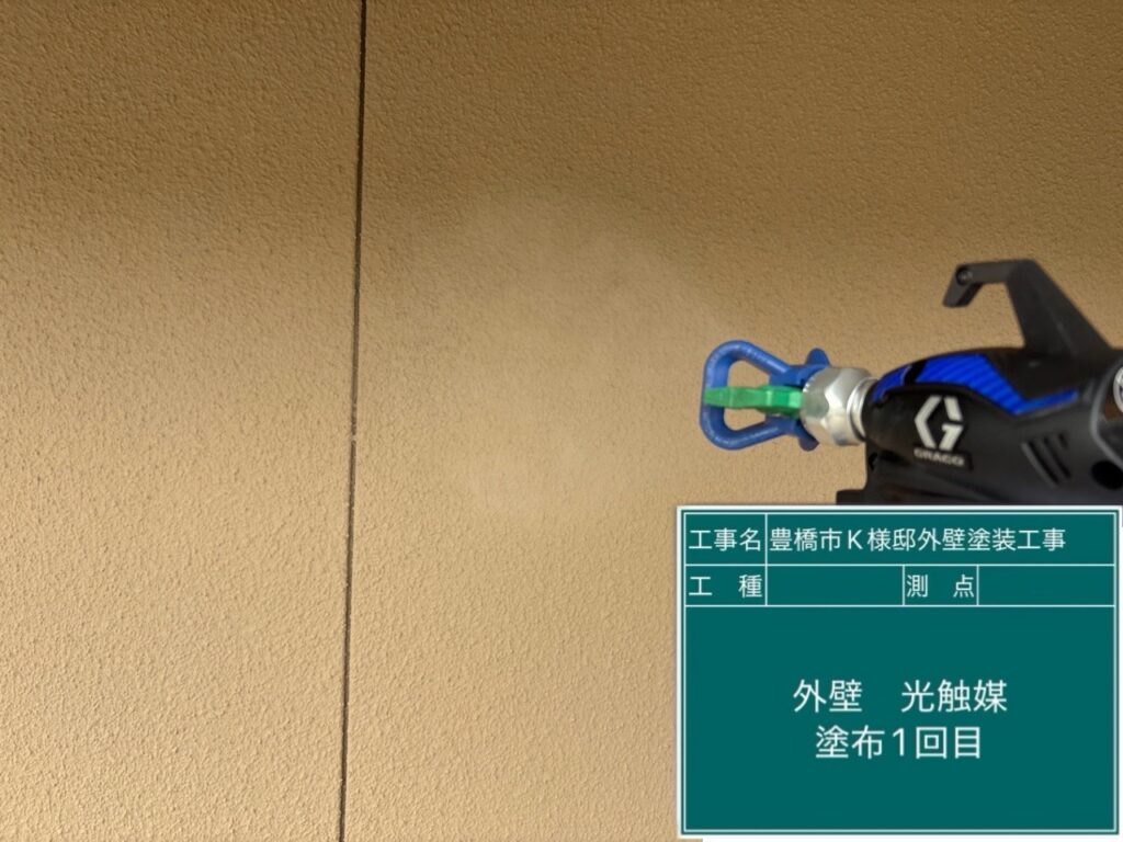 サイディング壁光触媒塗布1回目