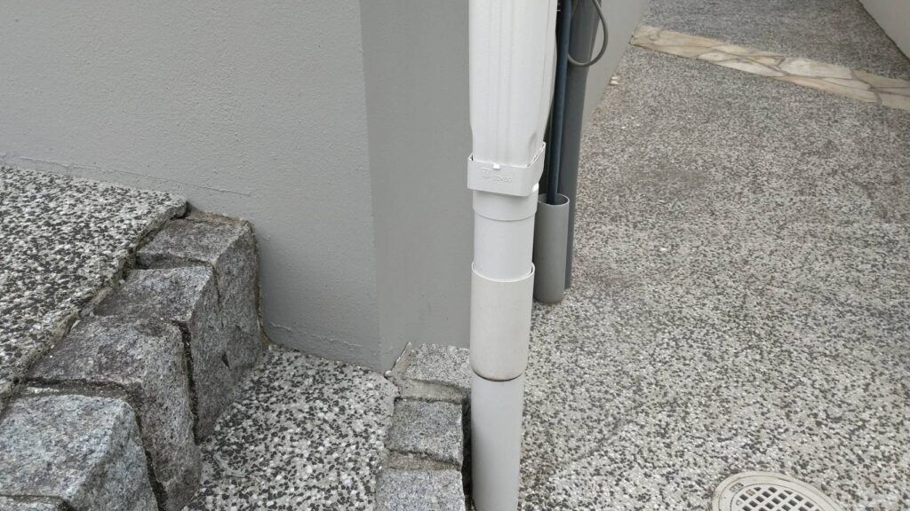 地盤沈下により排水配管部に隙間ができてしまっていたので、延長補修をしました。