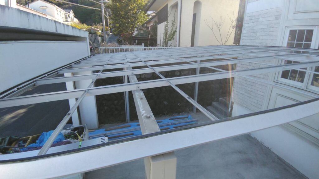 足場架けのためカーポートのポリカ材を外します。