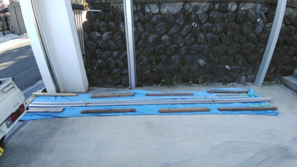 外したポリカ材を静置保管致します。