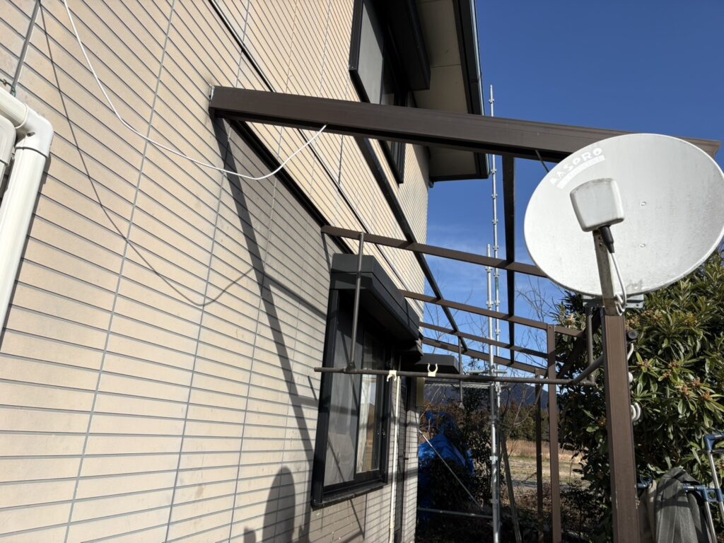 足場設置のため波板の取外しを行います。