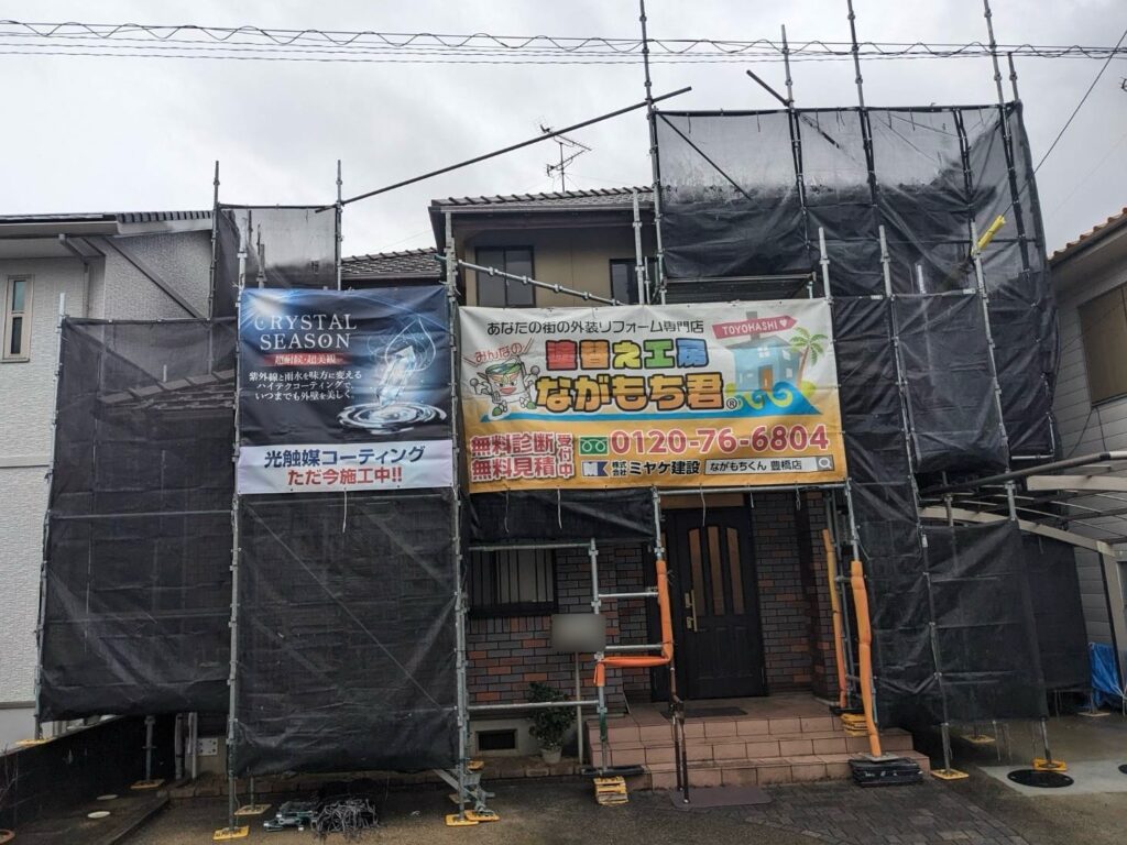 足場架け＆メッシュシート設置