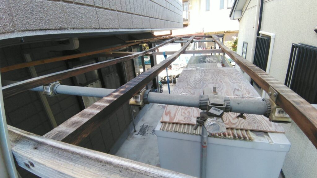 足場架け前の波板の脱着（外し＆静置保管)をします。