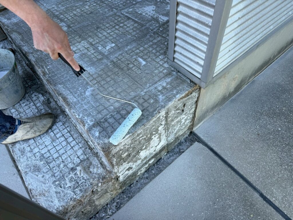 玄関タイルプライマー塗布