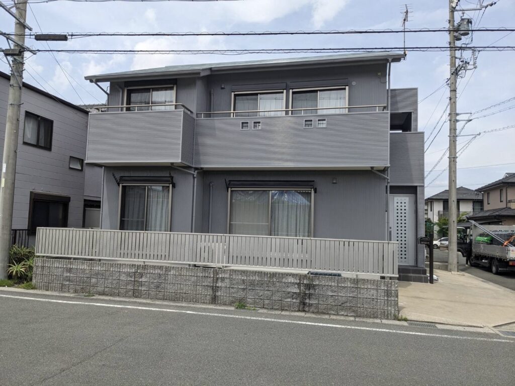 正面から見ると屋根が見えて、エメラルドグリーンの綺麗な色が見えます。