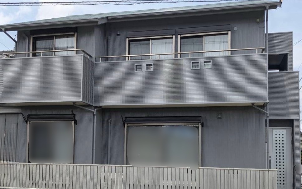 正面から見ると屋根が見えて、エメラルドグリーンの綺麗な色が見えます。