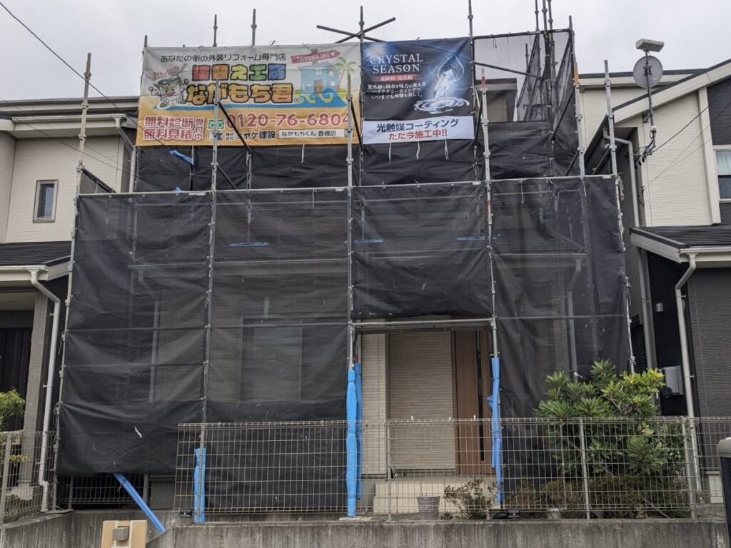 足場架け＆メッシュシート設置