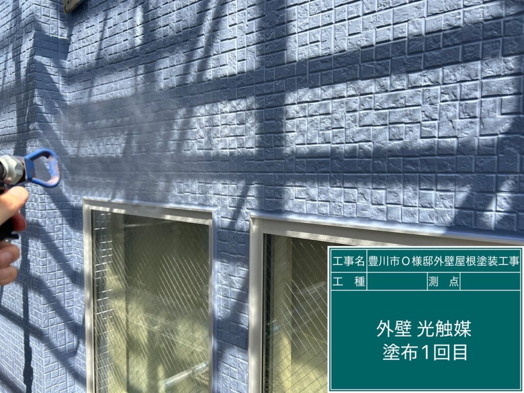 アクセント壁光触媒1回目塗布