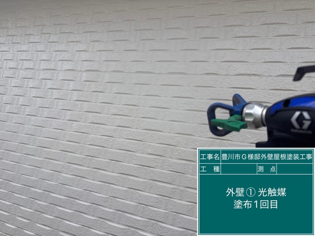 壁①光触媒1回目塗布