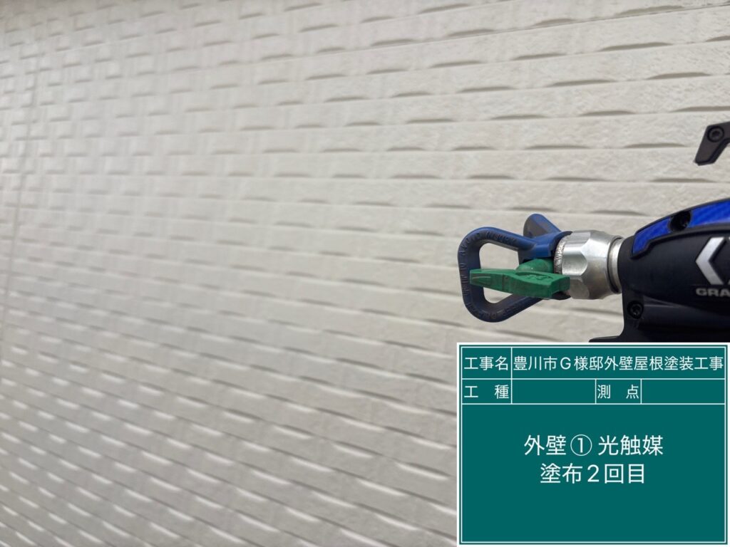 壁①光触媒2回目塗布