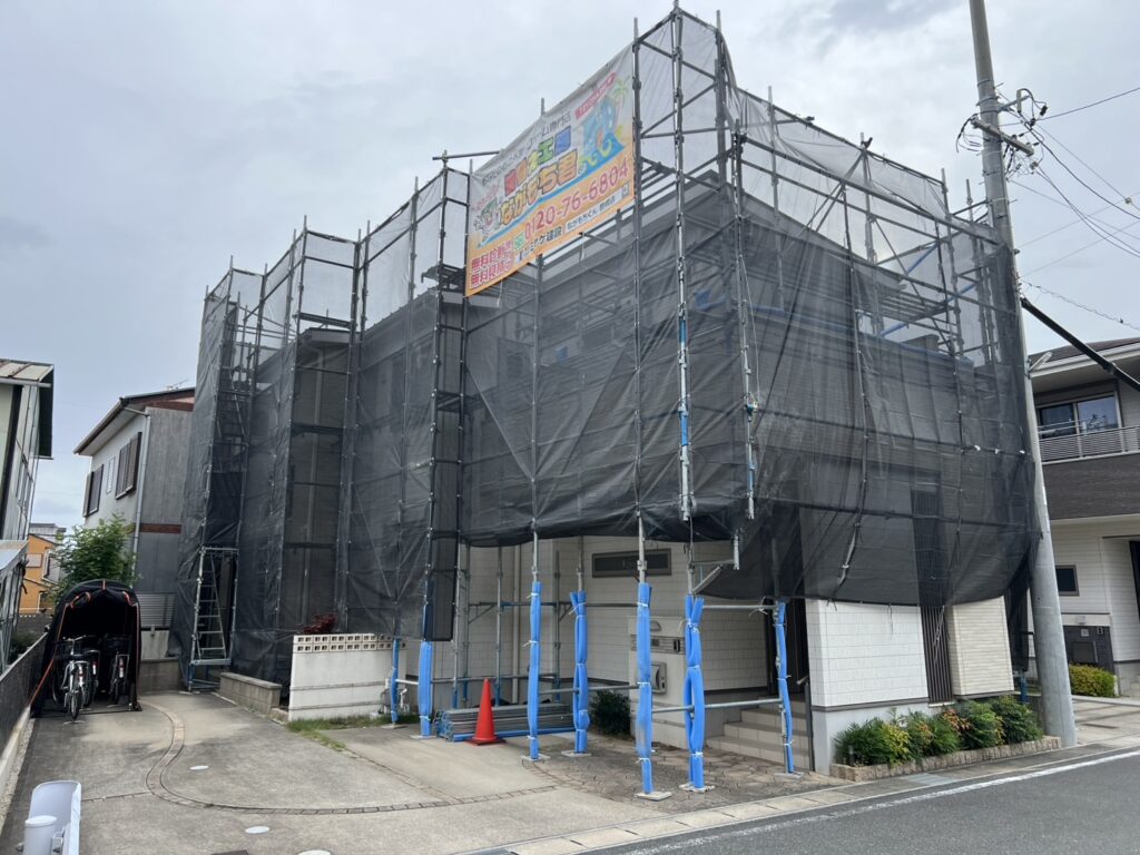 足場架け＆メッシュシート設置