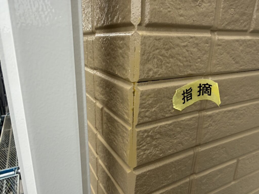 コーナーに隙間があったので、ドライフレックスにて補修をします。