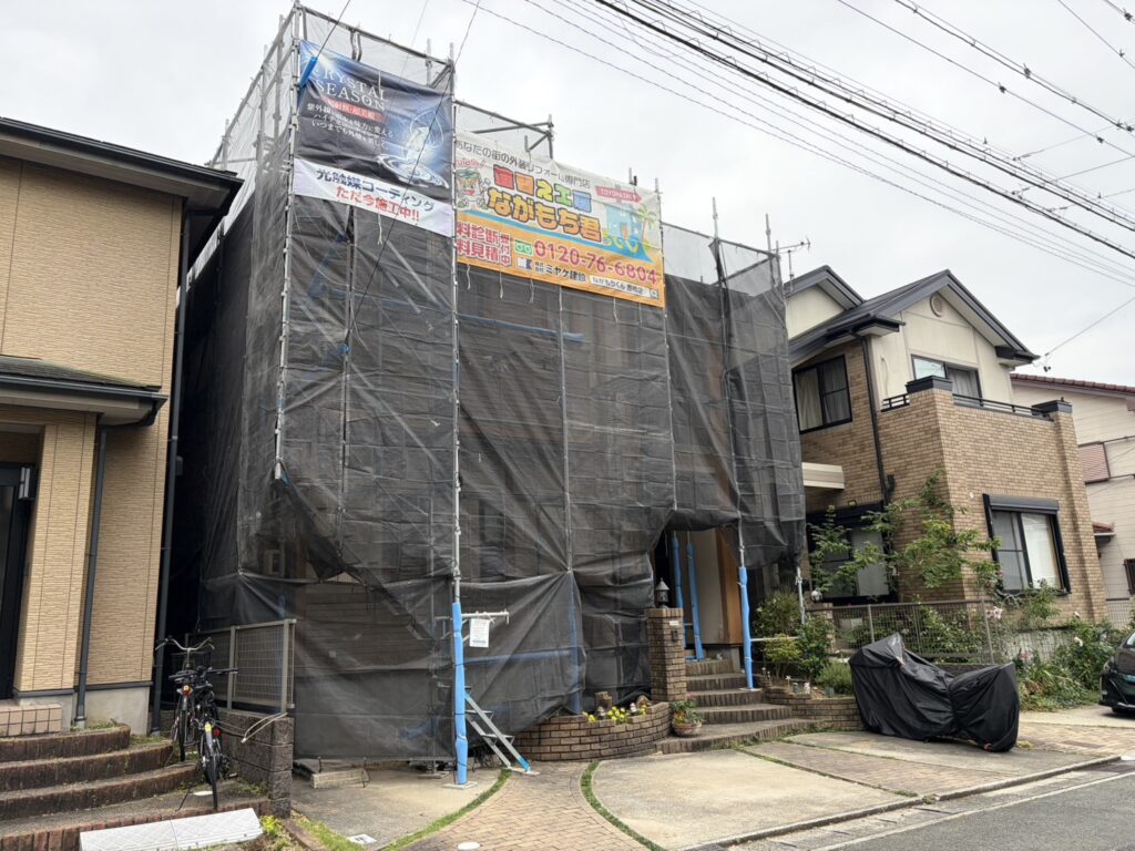 足場架け＆メッシュシート設置