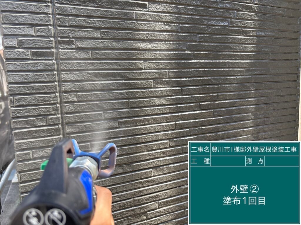 アクセント壁光触媒1回目塗布