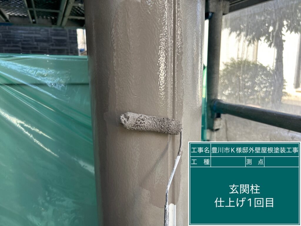 玄関前柱仕上げ1回目塗布