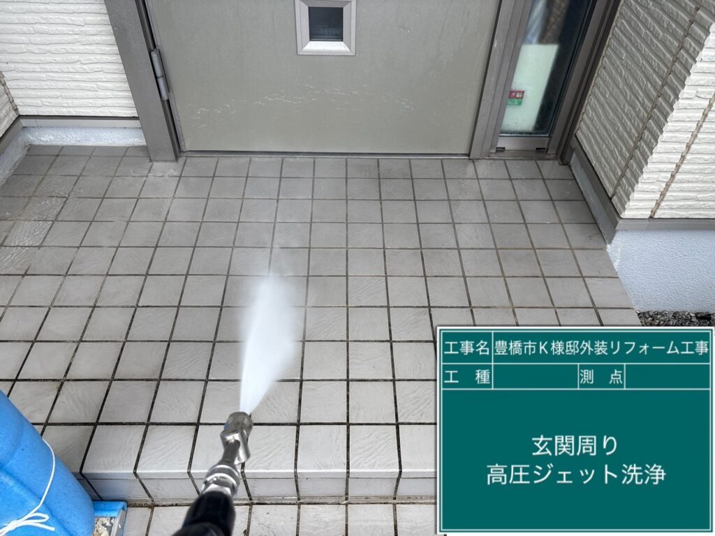 玄関前タイルのサービス洗浄