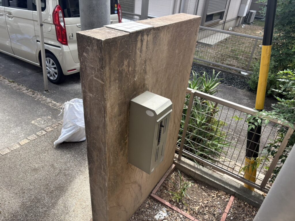 門柱擁壁のツタをスクレーパーとバーナーにて撤去しました。