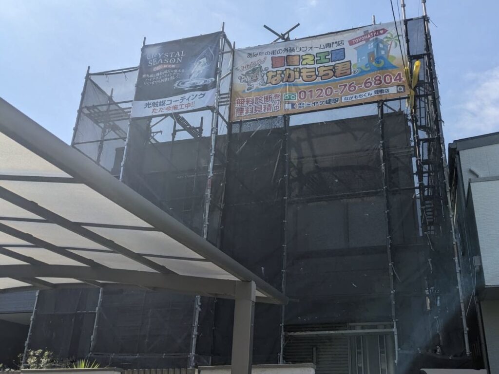 足場架け＆メッシュシート設置