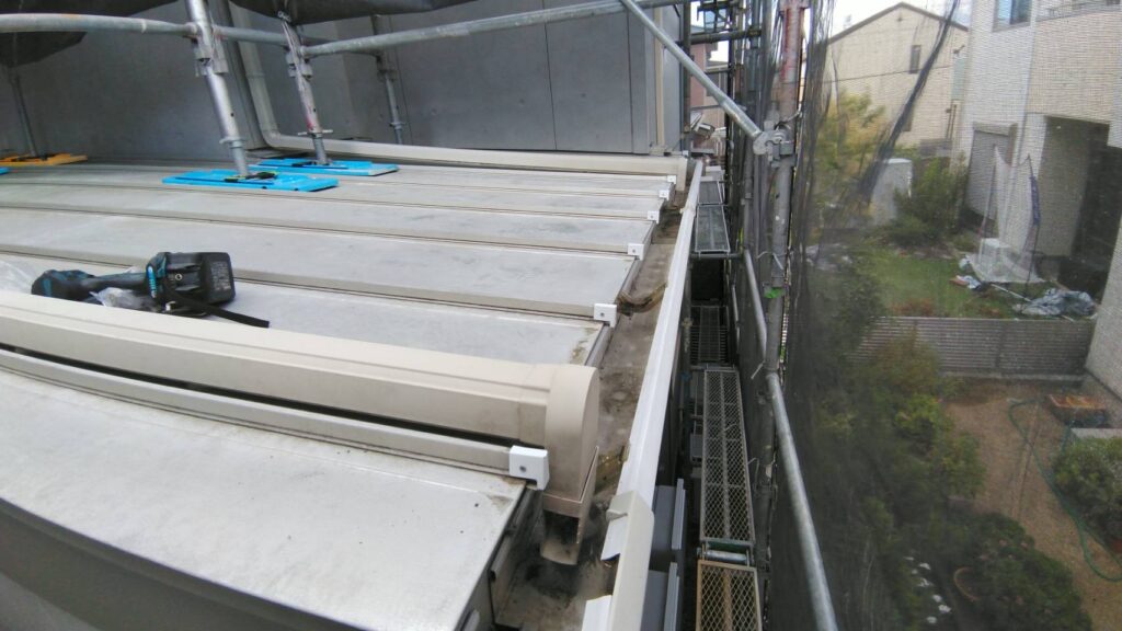 既存は塩ビ製でバキバキになっていたので鋼製タイプに変更をしておきます。